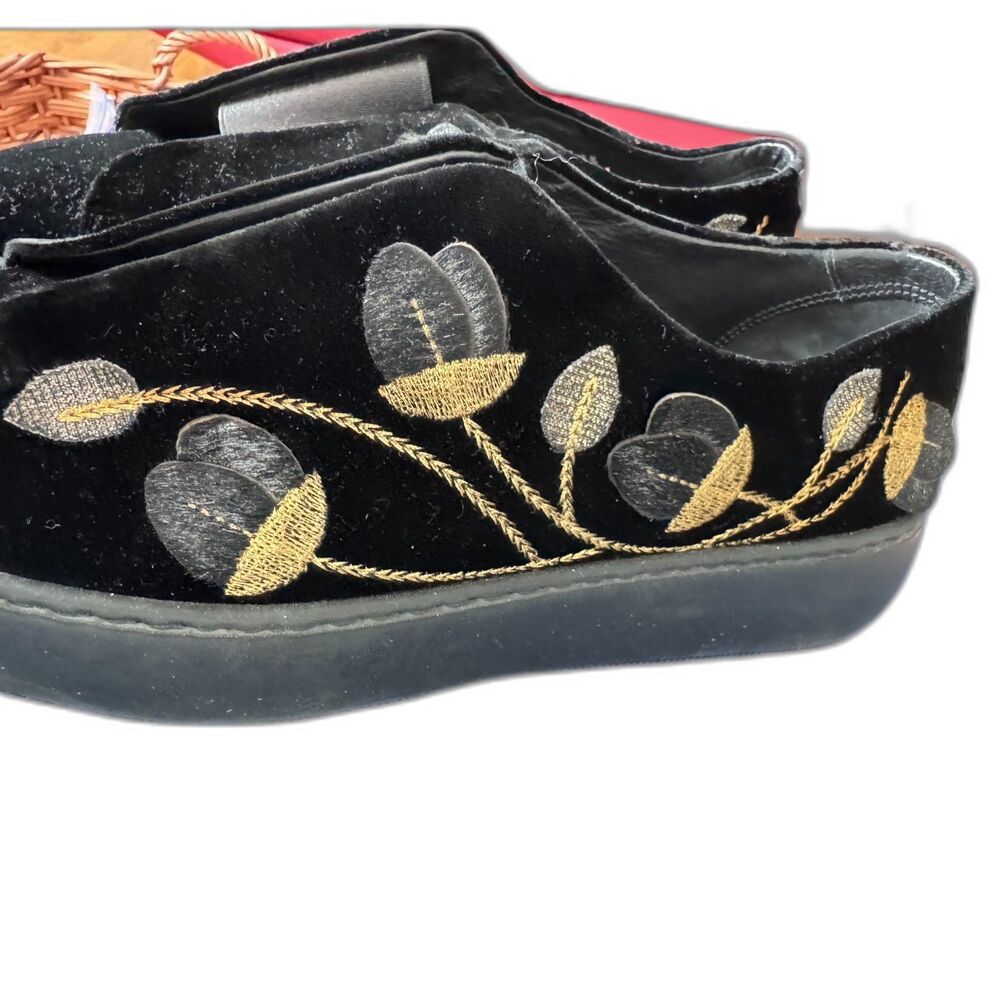 Fratelli Rossetti Unique Italian Black Velvet Gold Embroidery SlipOn Flats 8.5 W - Picture 2 of 10